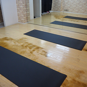 スタジオ内にマットをセッティングした画像