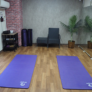 スタジオ内にマットをセッティングした画像